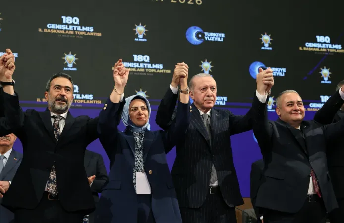 AK Parti'ye Üç Belediye Başkanı Daha Katıldı... Rozetleri Erdoğan Taktı