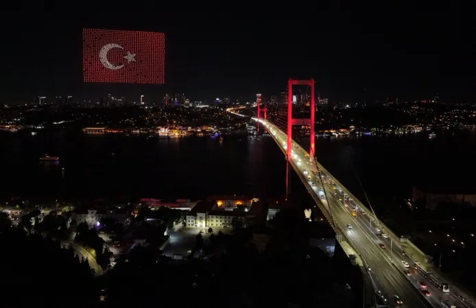 15 Temmuz Şehitler Köprüsü Semalarında Dronlarla Işık Gösterisi Büyüledi