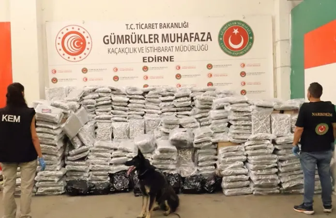 Zehir Tacirlerine Bir Darbe Daha! Kapıkule'de 810 Kilogram Esrar Ele Geçirildi
