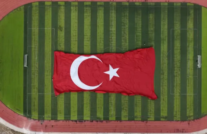 Gökyüzünde Türk Bayrağıyla Rekor! 3 Bin 37 Metrekarelik Dev Bayrak Dalgalandırıldı