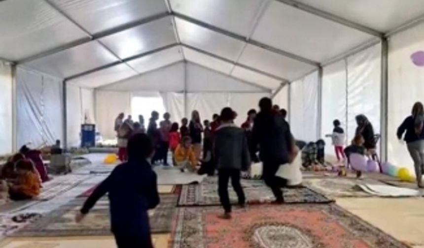 Cami imamı depremzede çocuklar için şarkı söyledi