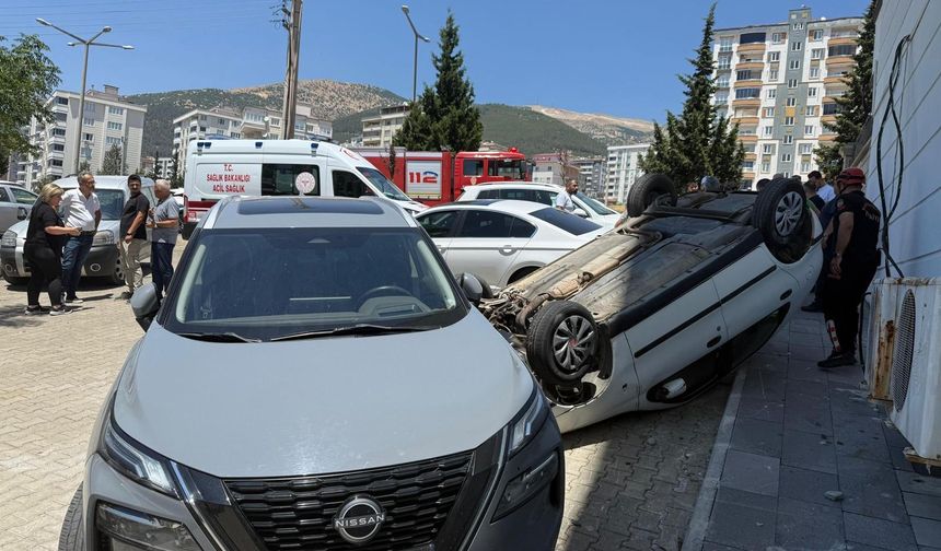 Kahramanmaraş’ta Otomobil Park Halindeki Araçlara Çarptı: Kaza Anı Kamerada