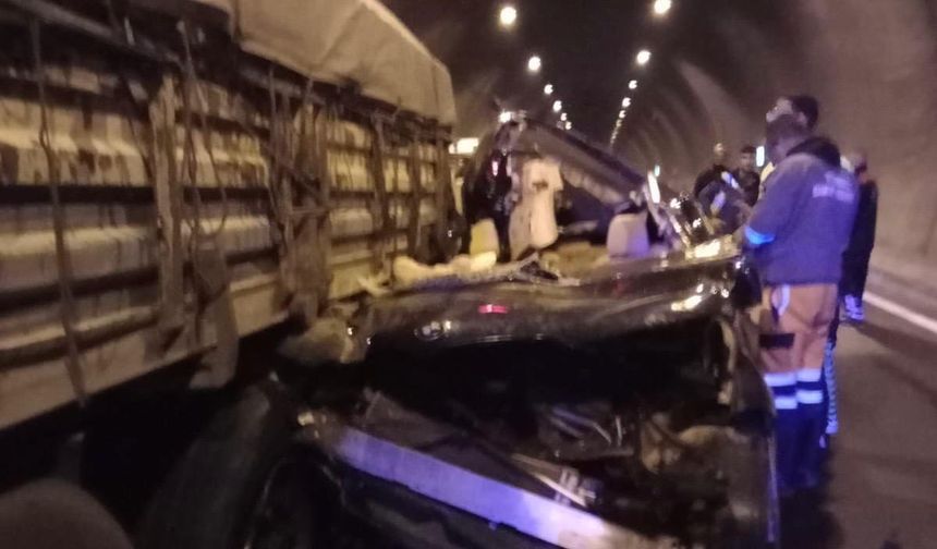 Kahramanmaraş’ta Otomobil Tıra Çarptı: 1 Ölü, 4 Yaralı