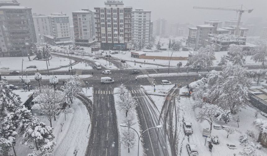 Kahramanmaraş’ta Kar Yağışı Nedeniyle Yollar İçin Yoğun Mesai