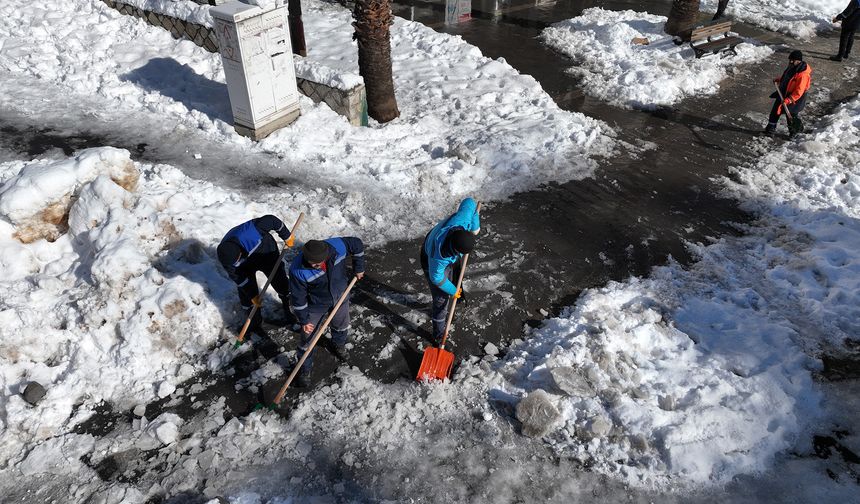 Kahramanmaraş’ta Karla Mücadele: Büyükşehir 7/24 Görev Başında