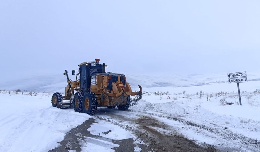 Büyükşehir, Kuzey İlçelerde 48 Araçla Karla Mücadelesini Sürdürüyor
