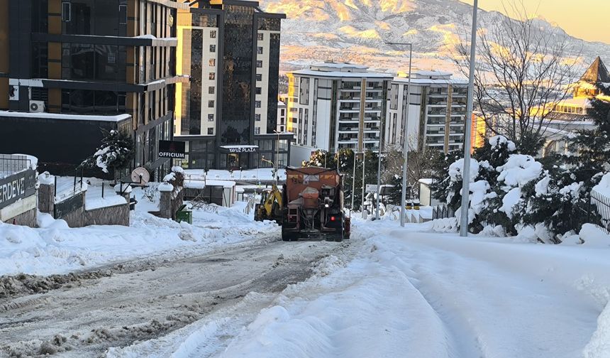 Büyükşehir, Buzlanmanın Önüne Geçmek İçin Durmaksızın Sahada