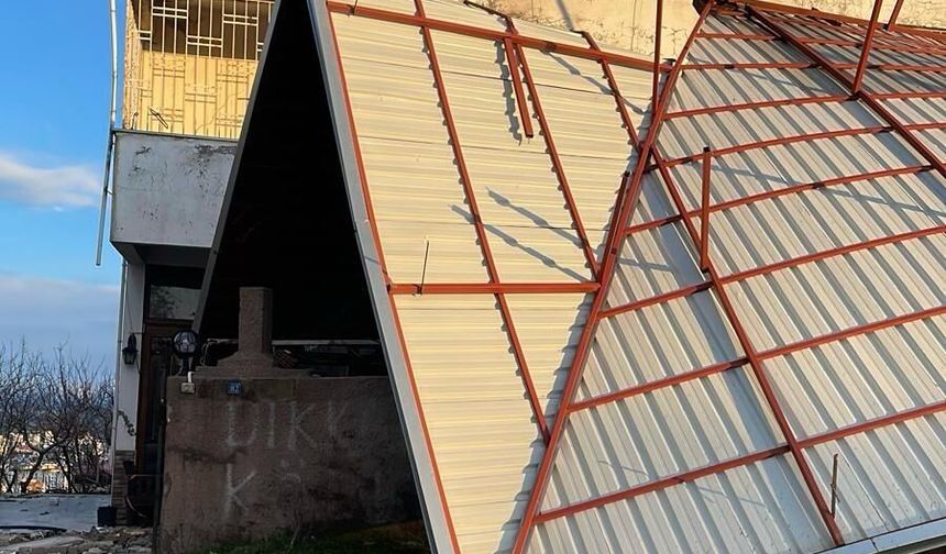 Kahramanmaraş’ta Rüzgâr Çatıyı Uçurdu, Yüksek Gerilim Hattı Patladı