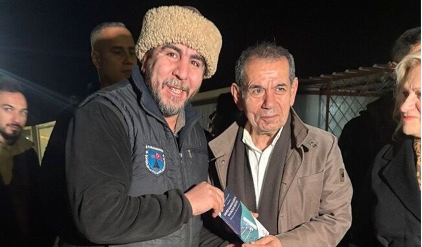 Denizi Olmayan Şehirden Balıkçılık Serüveni Kitabı Dursun Özbek'e Hediye Edildi