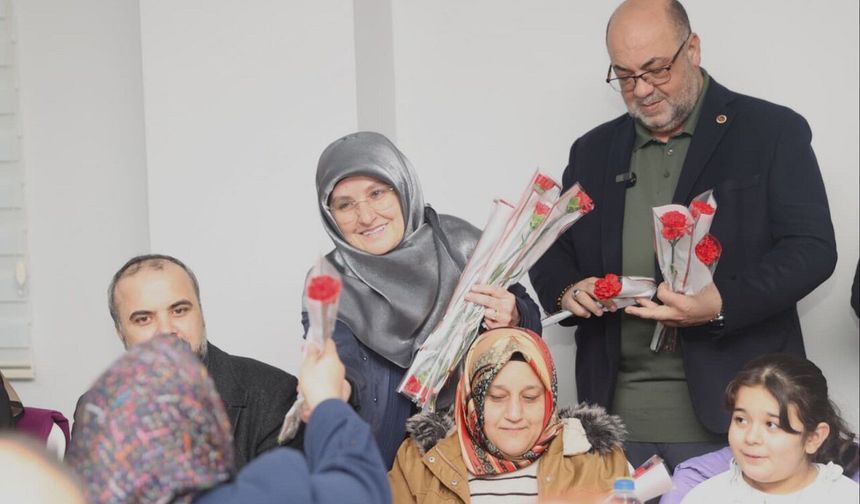 Başkan Akpınar, 8 Mart’ta Kadınlara Çiçek Takdim Etti, Engelli Vatandaşlarla İftar Sofrası’nda Buluştu