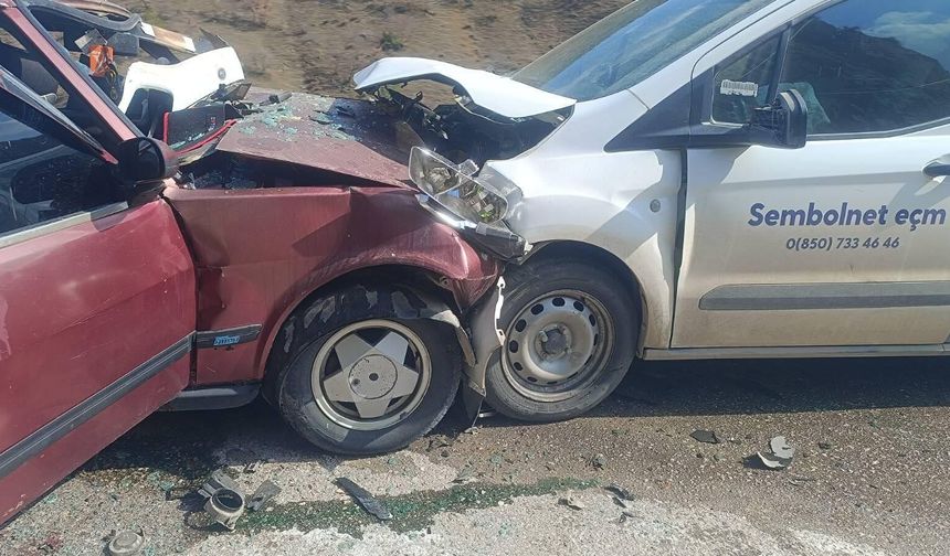 Kahramanmaraş’ta İki Otomobil Kafa Kafaya Çarpıştı 1 Ölü 4 Yaralı