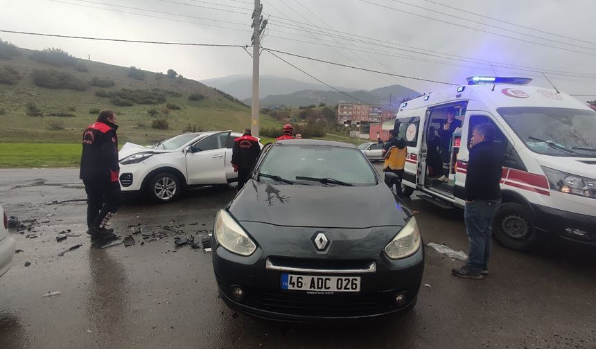 Kahramanmaraş’ta İki Otomobil Çarpıştı 6 Kişi Yaralandı