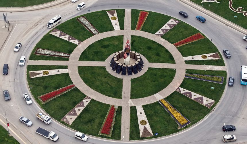 Şehir Çiçek Açtı; Kavşaklarda Görsel Şölen