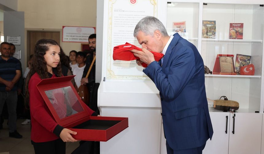 Çanakkale’den Gelen Bayrak Okuluna Törenle Teslim Edildi