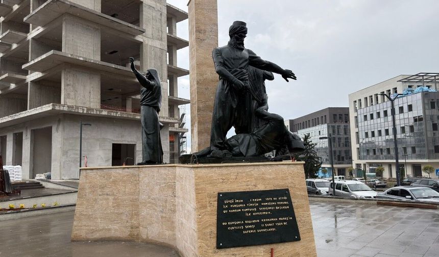 Kıbrıs Meydanı’ndaki Anıt Yeniden Ait Olduğu Yerde