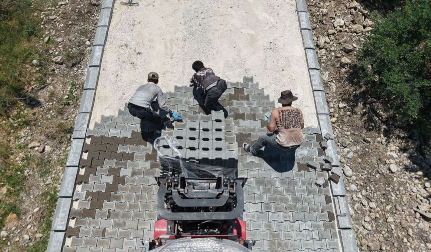 Büyükşehir, Andırın Kırsalında Yol Yatırımlarını Sürdürüyor