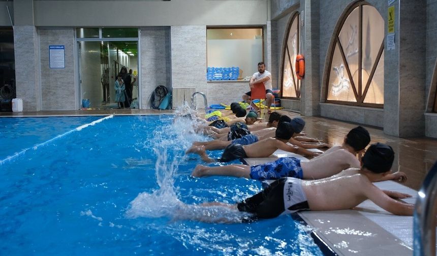 Onikişubat Belediyesi’nin Ücretsiz Yaz Yüzme Kursları’na Kayıtlar Devam Ediyor