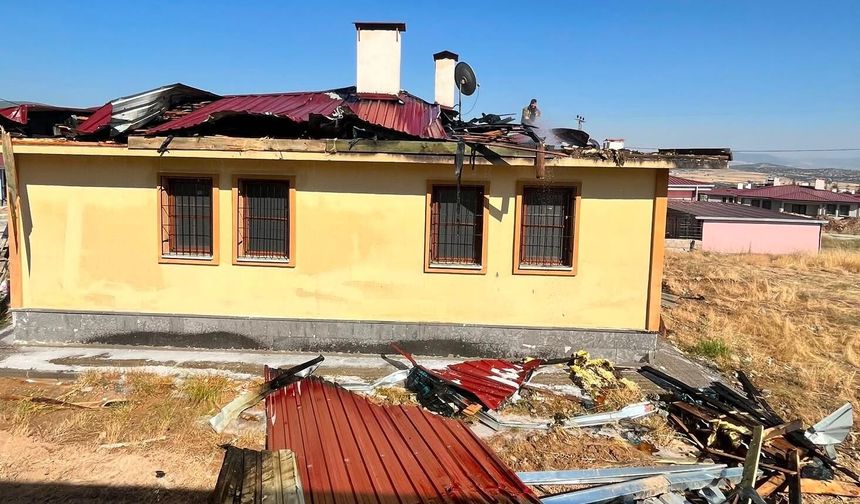 Kahramanmaraş'ta Korkutan Çatı Yangını Söndürüldü