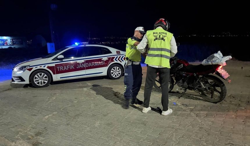 Kahramanmaraş’ta Jandarmadan Motosiklet Sürücülerine Reflektif Yelek Desteği