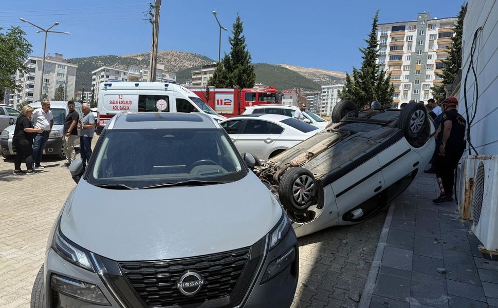 Kahramanmaraş’ta Otomobil Park Halindeki Araçlara Çarptı: Kaza Anı Kamerada