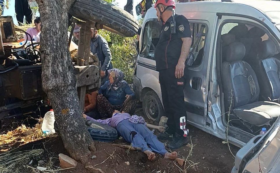 Kahramanmaraş’ta Hafif Ticari Araç ile Traktör Çarpıştı: 2 Yaralı