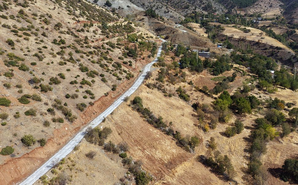 Büyükşehir’den Ekinözü Demirlik’te Yol Yenileme Çalışması