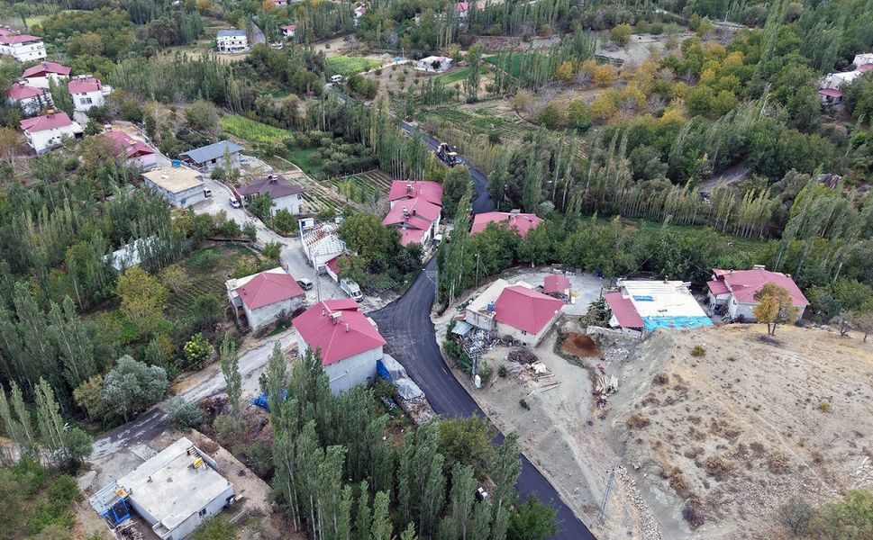 Çağlayancerit’te Büyükşehir’den 65 Milyonluk Yol Yatırımı