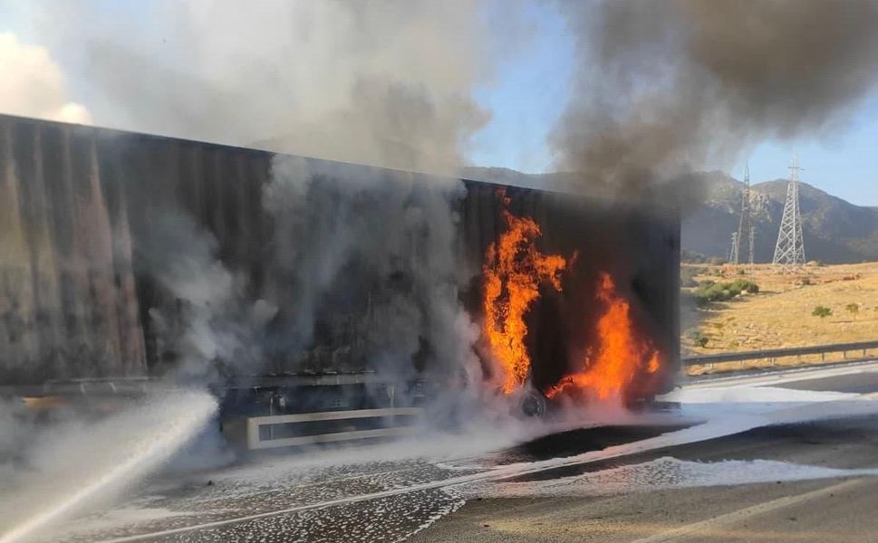 Kahramanmaraş’ta Seyir Halindeki Tır Alev Aldı
