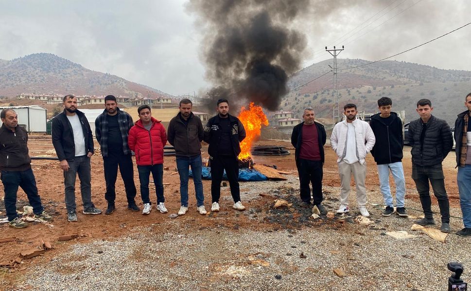 Kahramanmaraş’ta Paraları Ödenmeyen Taşeronlar Ateş Yakıp Alacaklarını Beklemeye Başladı