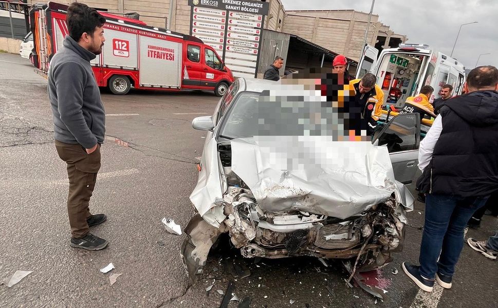 Kahramanmaraş’ta İki Otomobil Çarpıştı: 1 Yaralı