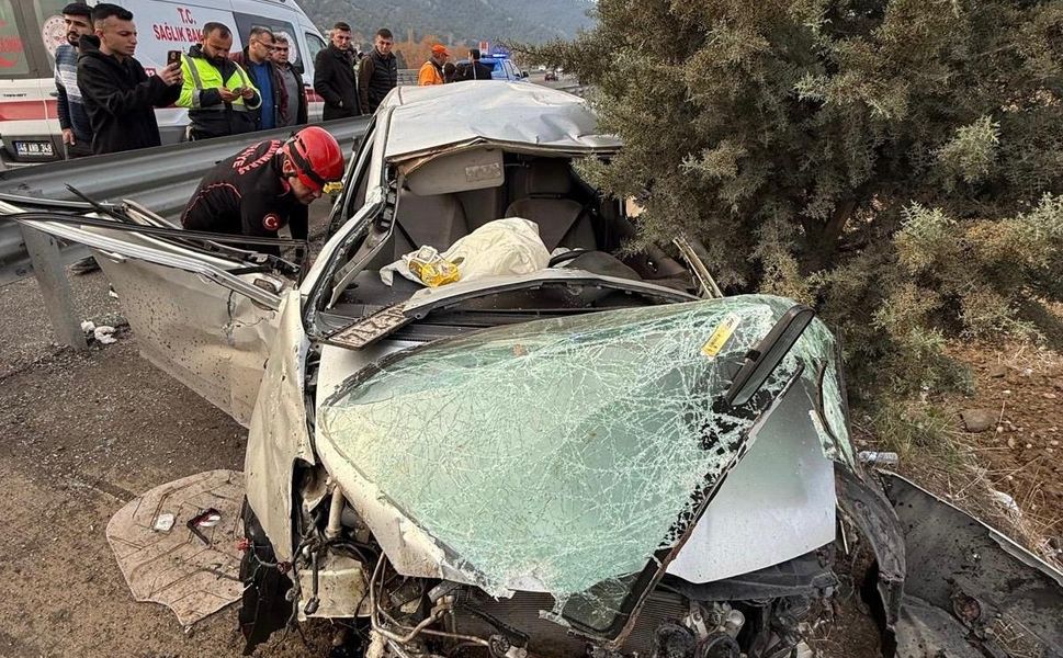 Kahramanmaraş’ta Otomobil Bariyerlere Çarptı: 1’i Ağır 2 Yaralı