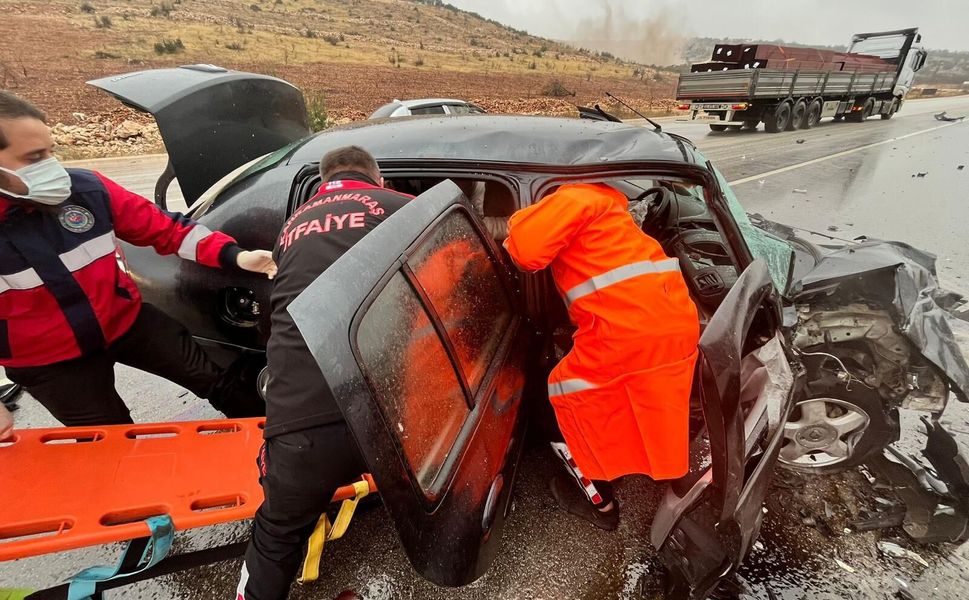 Kahramanmaraş’ta İki Otomobil Çarpıştı: 1 Ölü, 2 Yaralı