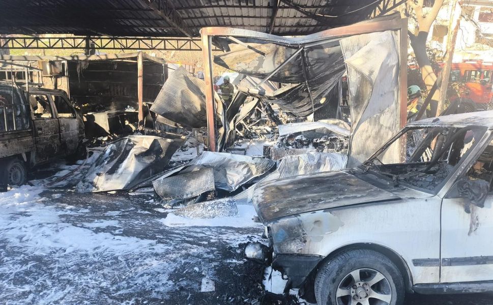 Konteynerde Çıkan Yangın Park Halindeki Araca Sıçradı