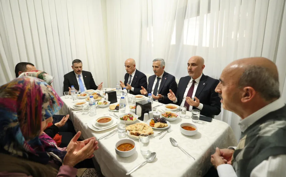 Bakan Çiftçi Depremzede Aileyle İftar Yaptı
