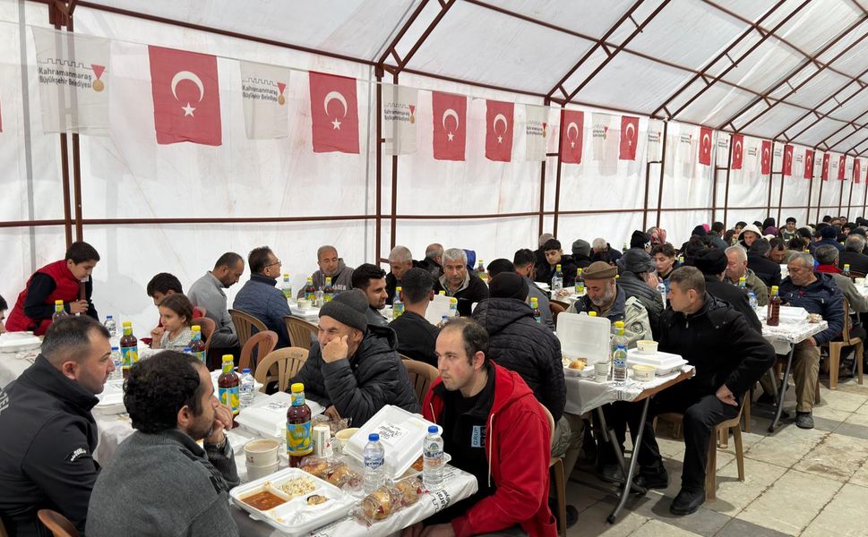 Ramazan’ın İlk Gününde Büyükşehir’in İftar Çadırlarında Dayanışma ve Neşe Bir Arada