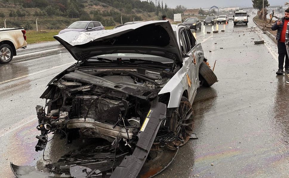 Kahramanmaraş’ta Kontrolden Çıkan Otomobil Ağaca Çarptı