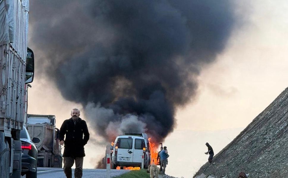 Kahramanmaraş’ta Seyir Halindeki Minibüs Alev Topuna Döndü