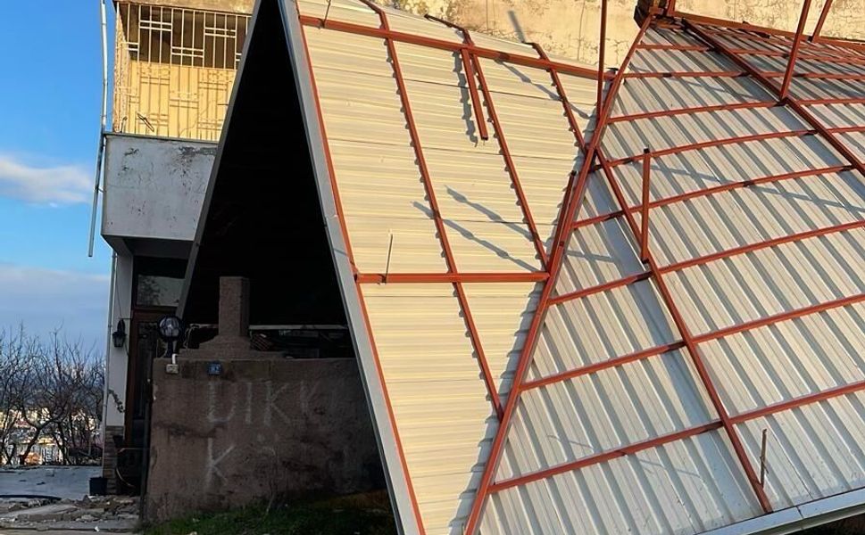 Kahramanmaraş’ta Rüzgâr Çatıyı Uçurdu, Yüksek Gerilim Hattı Patladı