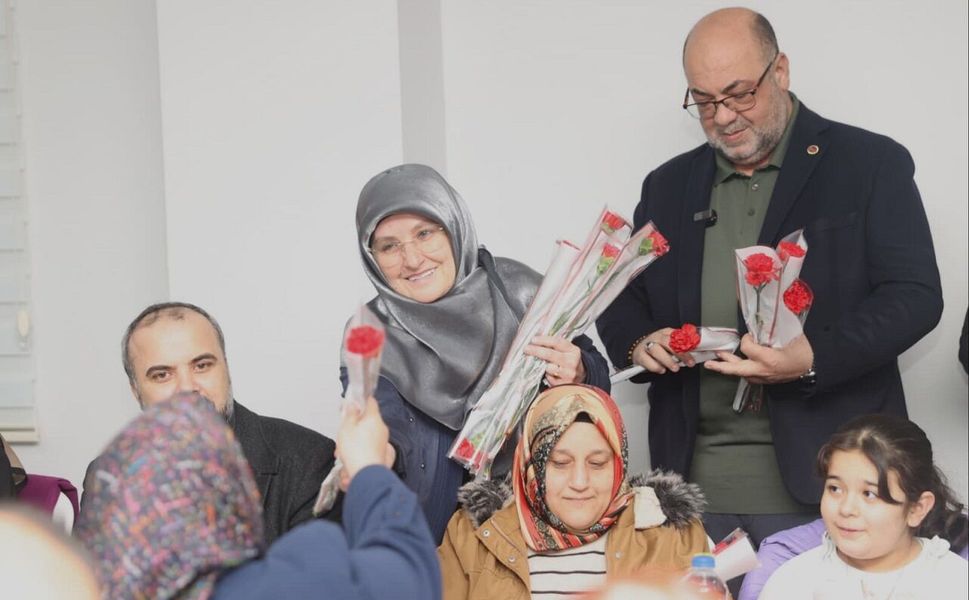 Başkan Akpınar, 8 Mart’ta Kadınlara Çiçek Takdim Etti, Engelli Vatandaşlarla İftar Sofrası’nda Buluştu