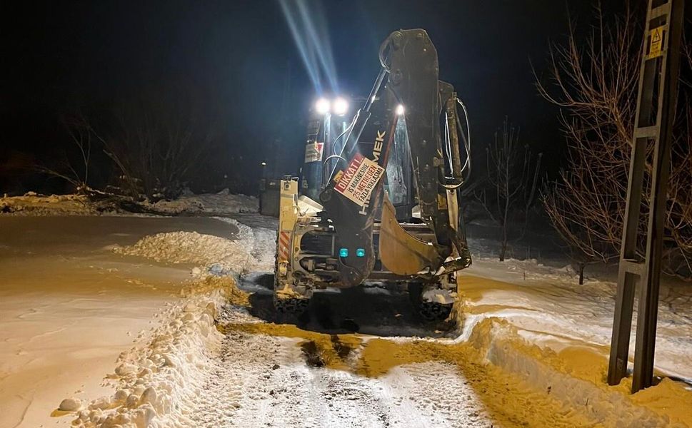 Büyükşehir, Göksun Kırsalında Kar Mesaisini Sürdürüyor