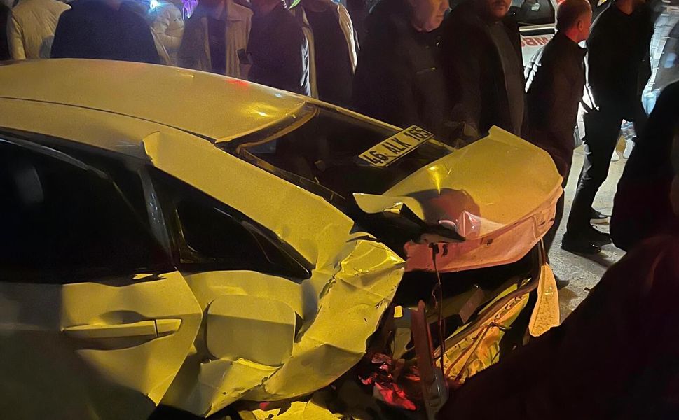 Afşin’de Otomobil Park Halindeki Araçlara Çarptı