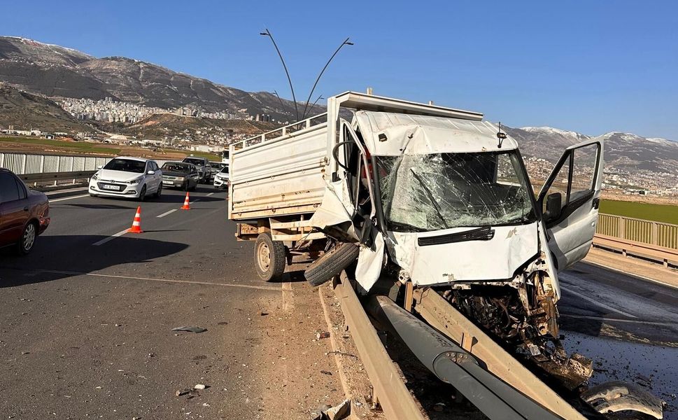 Kahramanmaraş’ta Kamyonet Bariyere Saplandı