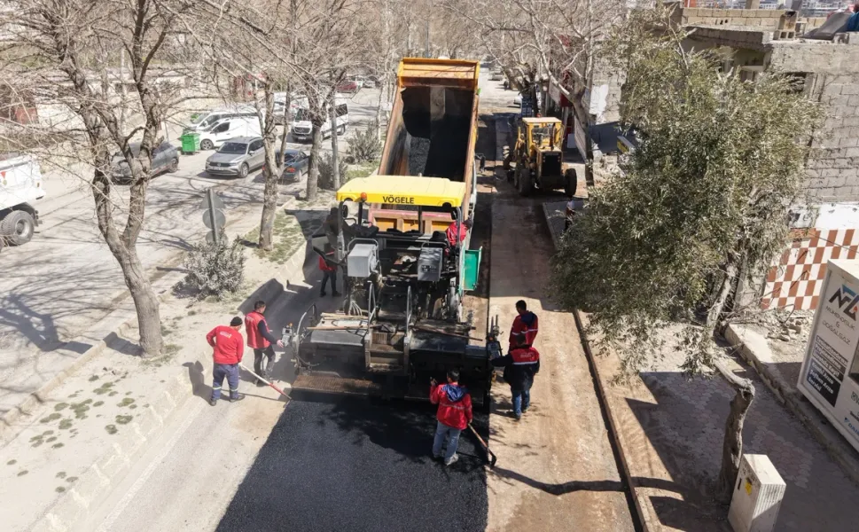 Büyükşehir’in Asfalt Çalışmalarıyla Yollar Yenileniyor