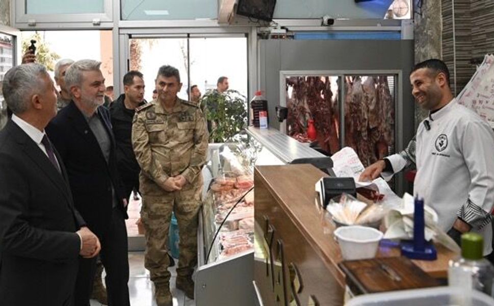 Başkan Görgel ve Vali Ünlüer, Uzunçarşı’da Esnaf ve Vatandaşlarla Bir Araya Geldi