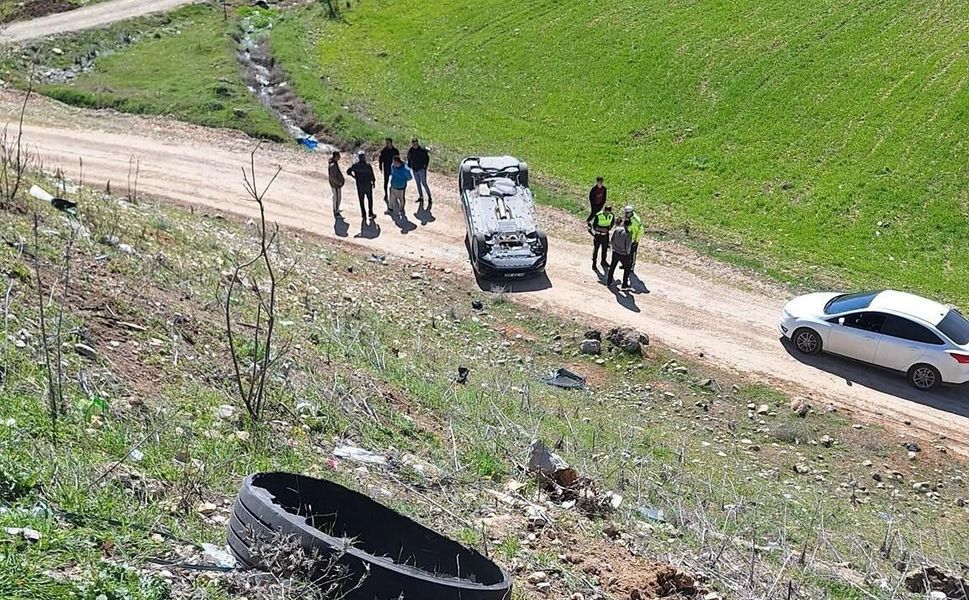 Kahramanmaraş Kayseri Yolunda Otomobil Uçuruma Yuvarlandı