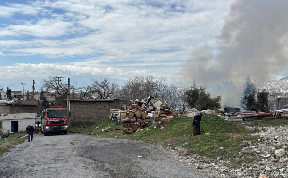 Kahramanmaraş’ta İkinci El Eşya Dükkanında Yangın Paniği