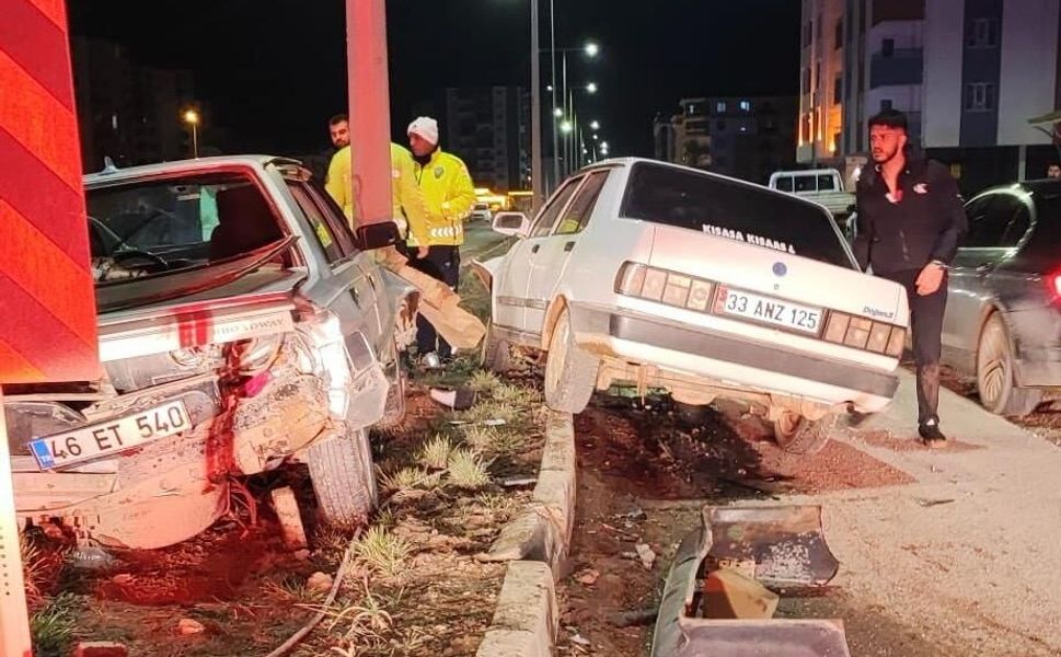 Elbistan'da Otomobiller Birbirine Girdi: Araçta Sıkıştılar