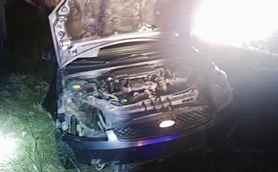 Afşin Yeşilyurt Mahallesi'nde Can Pazarı! Toprak Zemine Çakılan Araçtan Sağ Çıktılar