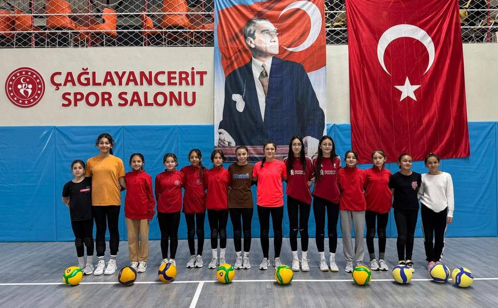 Çağlayancerit Ortaokulu Voleybolda Yarı Finalde!