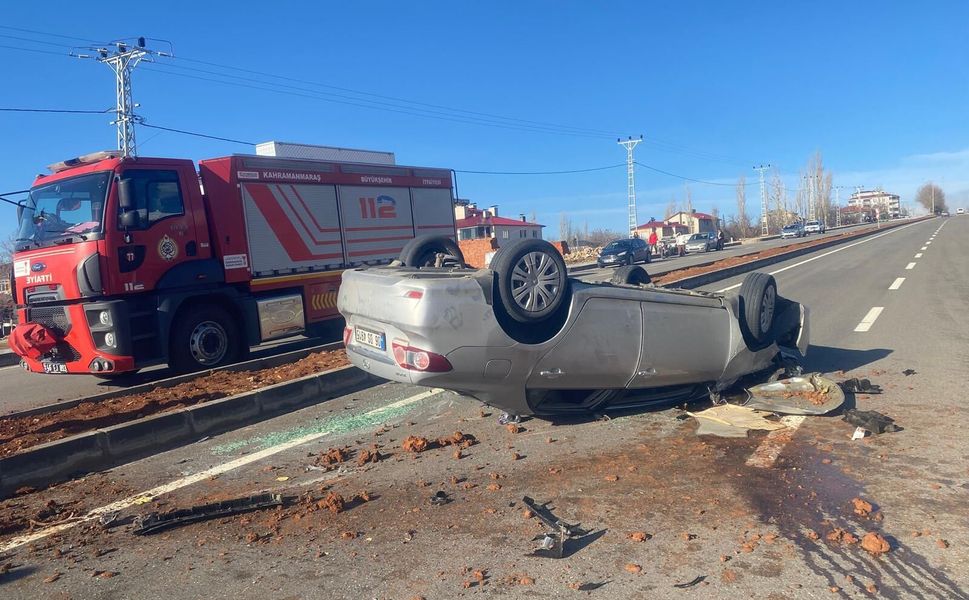 Nurhak'ta Takla Atan Araçta Can Pazarı! 2 Kişi Yaralandı.